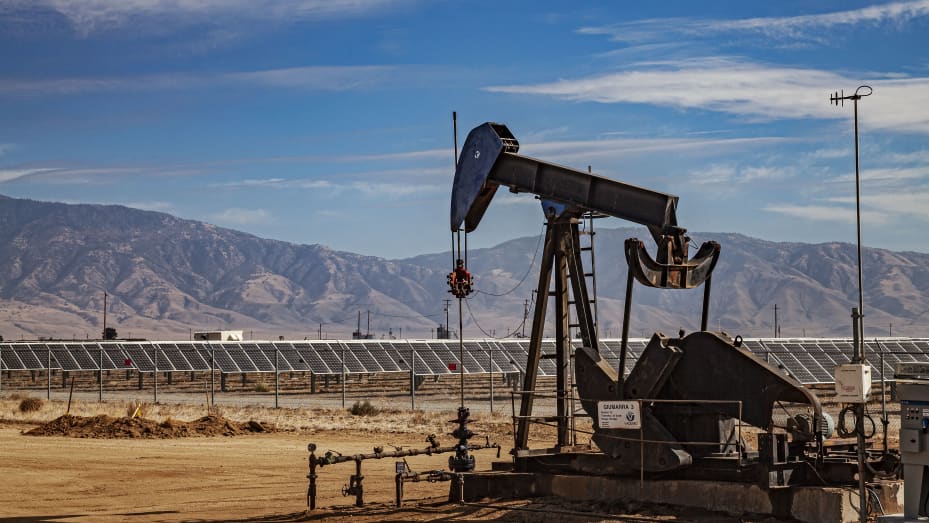 Oil Prices Fall 4% as OPEC+ Delays Output Meeting