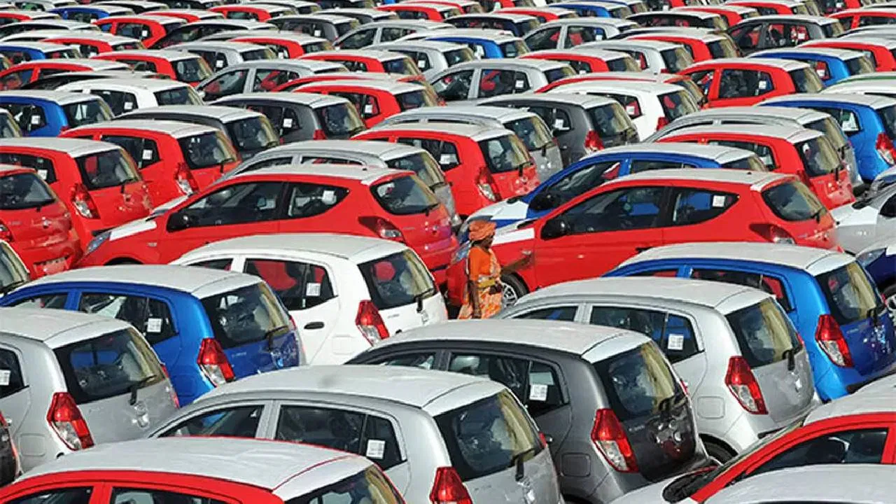 Auto Sales Slowdown: Inventory Surges and Discounts Deepen