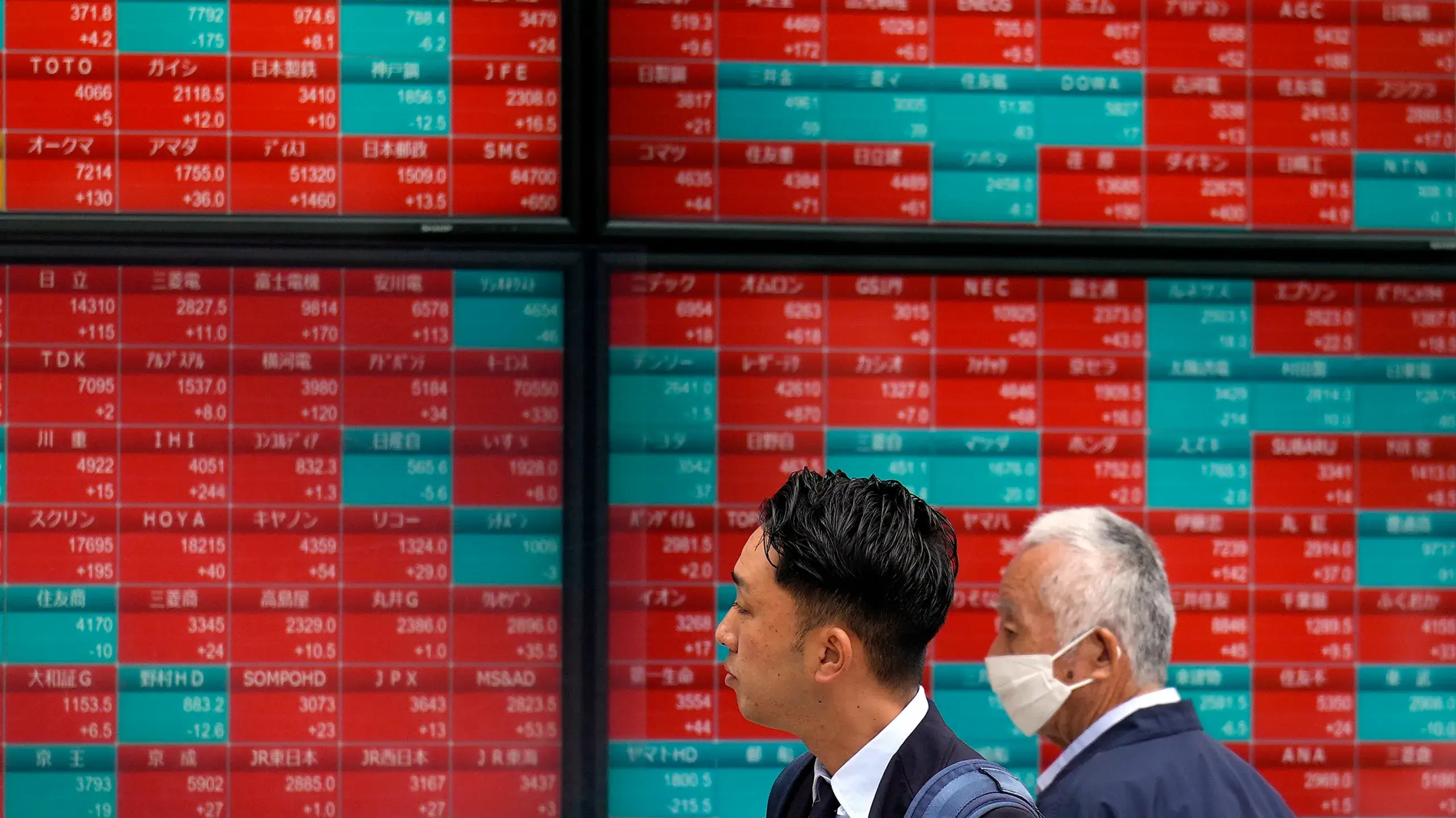 Tokyo Stocks Drop 4% as Yen Rises, China Markets Surge on Stimulus