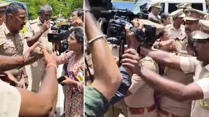 IAS अधिकारी ने पत्रकार को धमकी दी